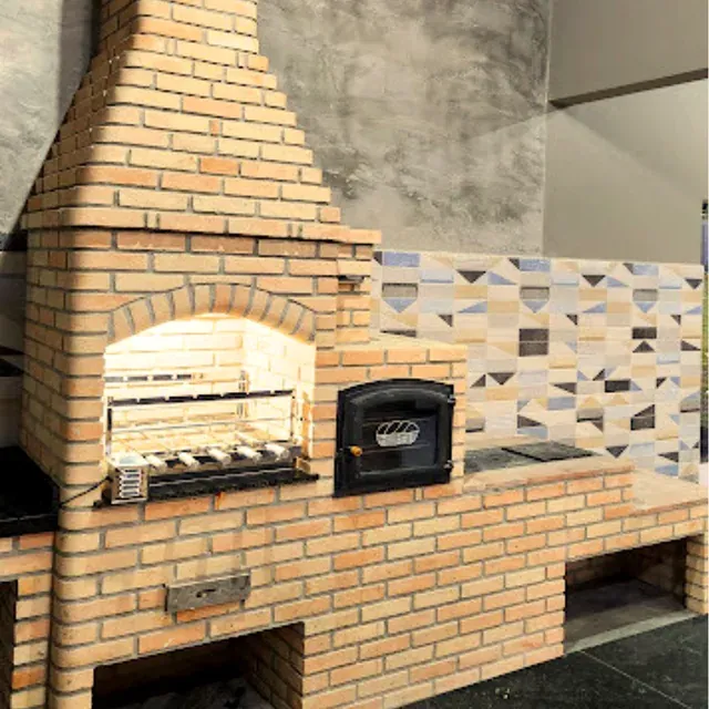 Churrasqueira em tijolo com revestimento decorativo