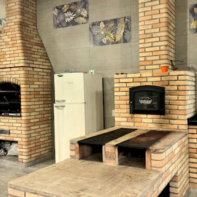 Churrasqueira e forno em tijolo com bancada