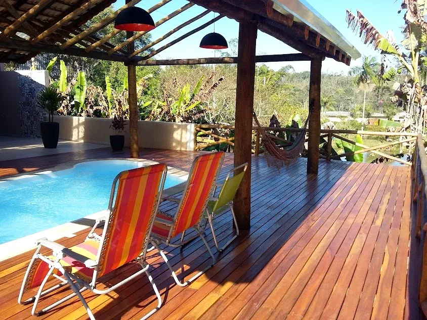 Deck de madeira com quiosque e piscina, obra da Guaraçaí Quiosques