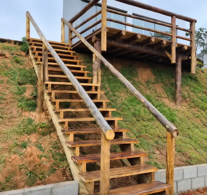 Escada e acesso em madeira