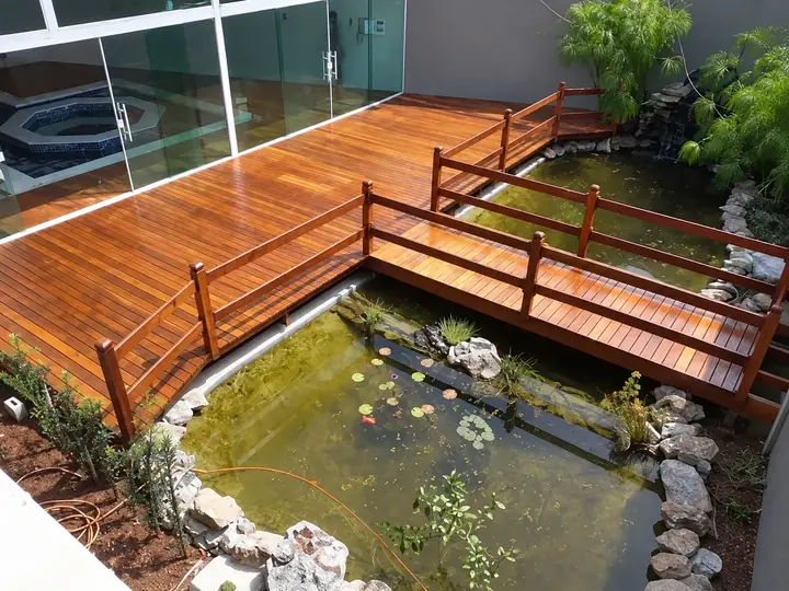 Deck com ponte sobre o lago