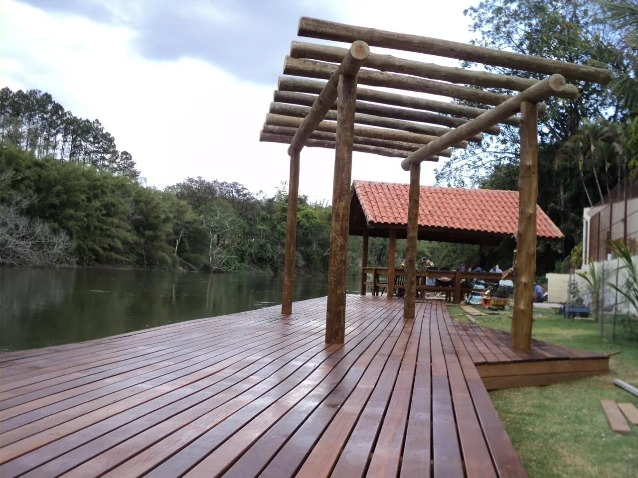 Deck com pergolado à beira do rio