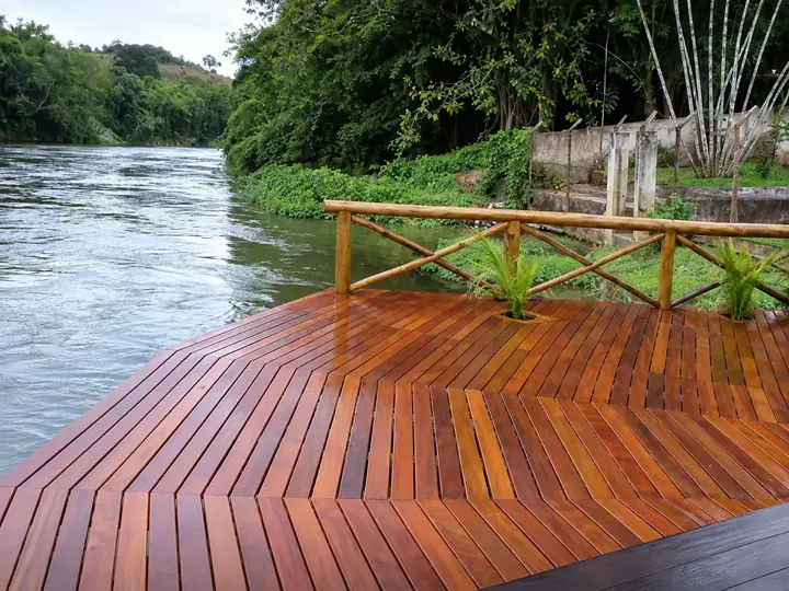 Deck à beira do rio