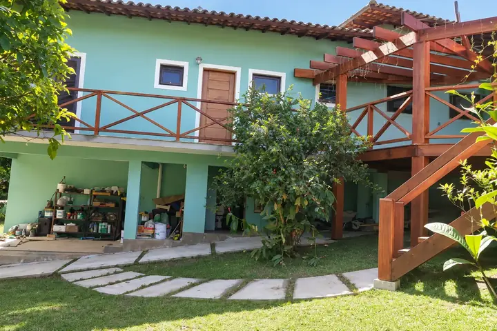 Deck elevado e escada