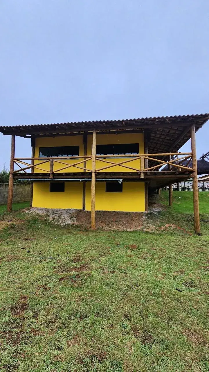 Deck elevado com guarda-corpo