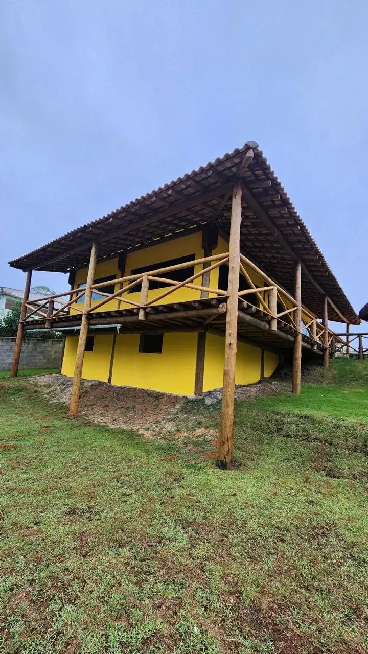 Madeira acompanhando o terreno