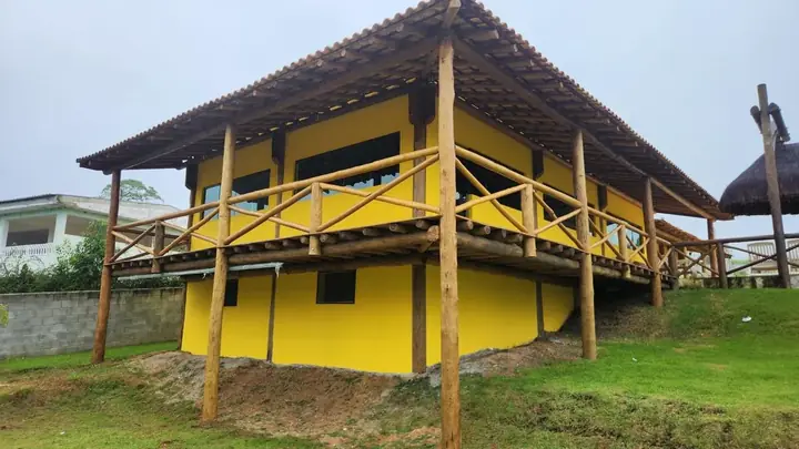 Varanda elevada de madeira