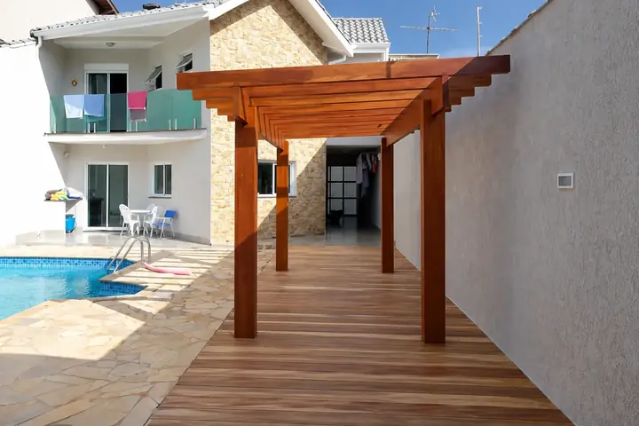 Pergolado junto à piscina