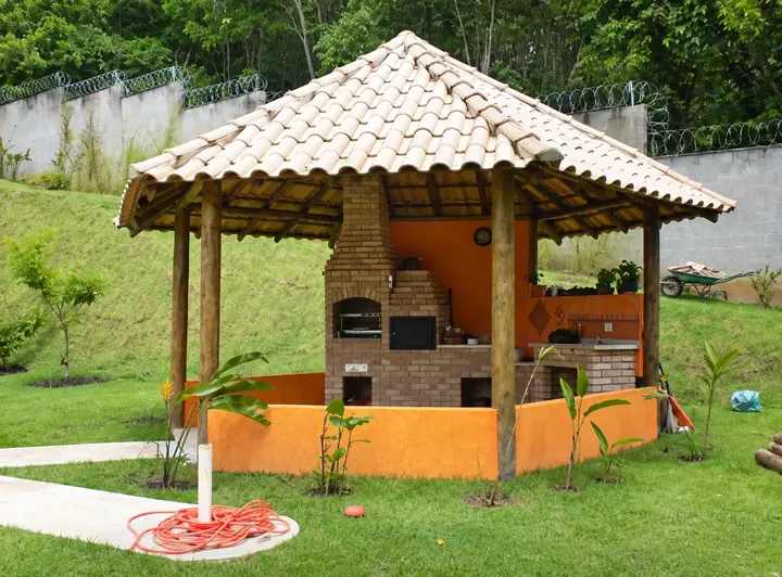 Quiosque com churrasqueira no jardim