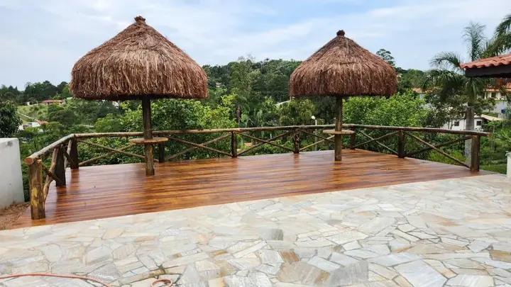 Piaçava sobre deck de madeira