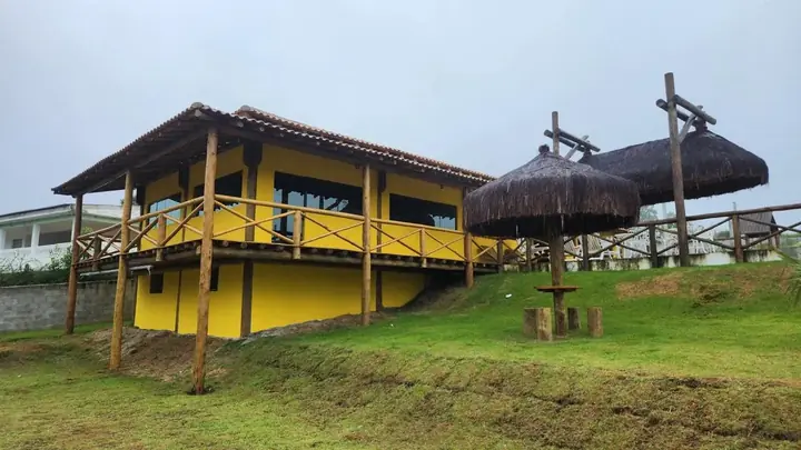 Piaçava e varanda de madeira
