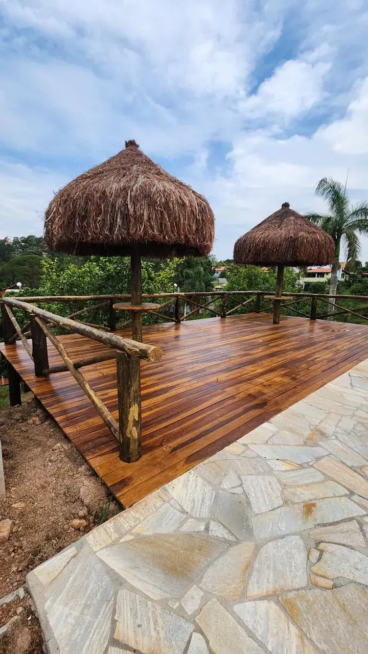 Quiosques de piaçava no jardim